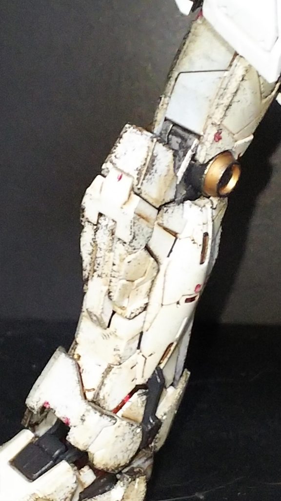 全くの素組でランナーのまま、スプレー缶で塗装、最初は汚しながら組立てしてましたが足を股関節に接続するさいピンが折れて真鍮線を差しこみリカバーしましたがその行程で心まで折れて半年以上放置しました(笑)