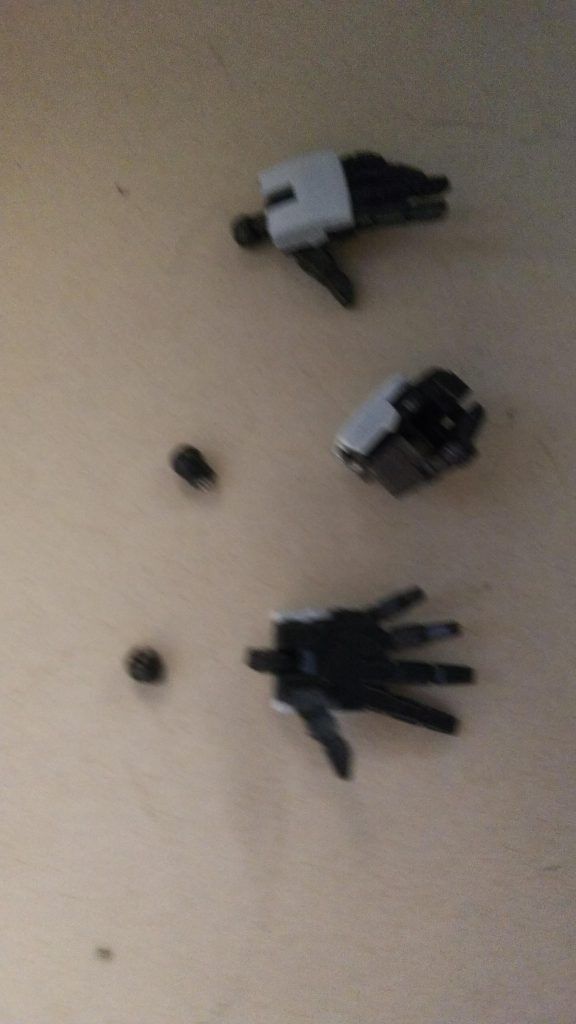 右平手首と左武器持ち手首のピンが折れました(笑)本当に接続箇所が固すぎ・・・
そのあと可動式の角がエナメルスミ入れのさい角の根本にスミが流れて割れました、ということで無可動の角になりました(笑)