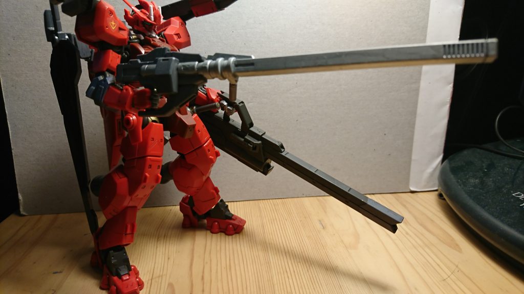 ロングバレルライフル
 レギンレイズのライフルをベースにオプションパーツのレールガンの砲身をつけたもの