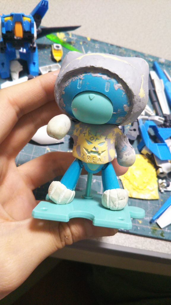 パテの盛り削りで製作しました