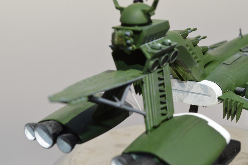 元のままだと着艦のイメージがわかないので、飛行甲板を増設しました。帝国海軍窮余の一策が宇宙世紀によみがえる…？