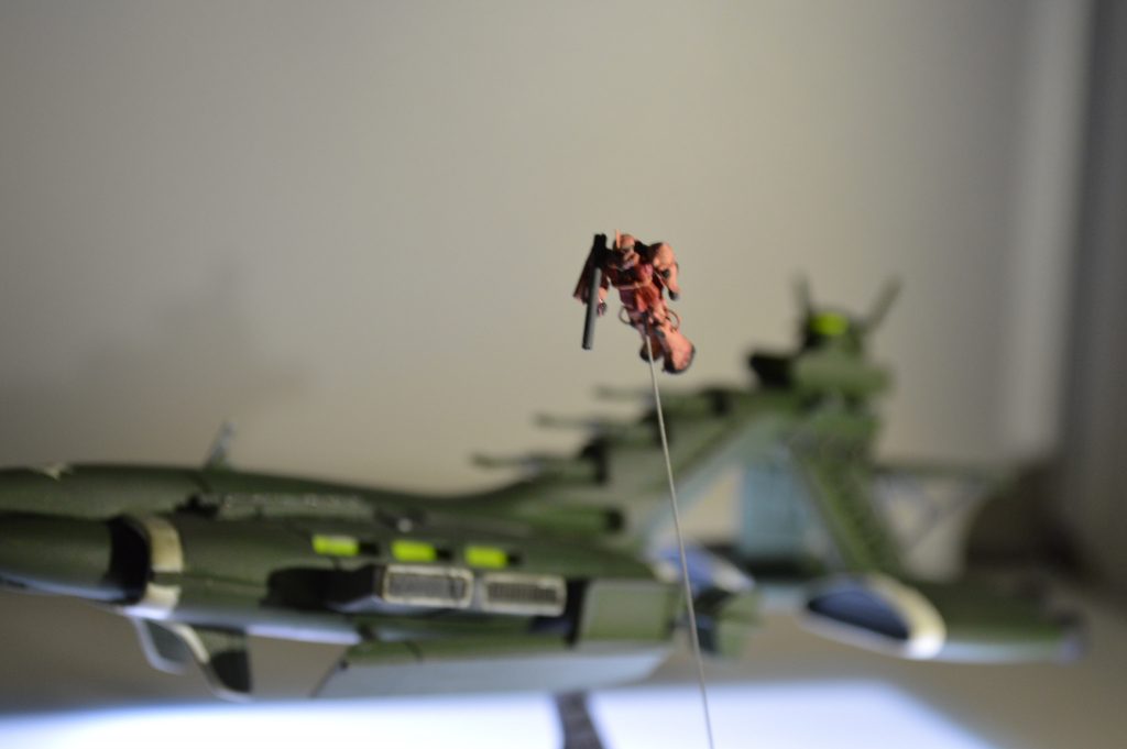 椅子を尻で温めるだけの男ではないので、出撃してもらいました。ガウ付属のザクを切った張ったしてバズーカを持たせました。