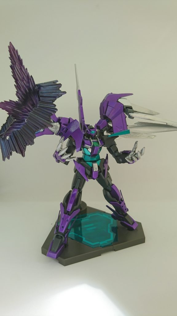 サラを失ってから、片翼しか発動しなくなったトランザムインフィニティー
それを補う為、ノーネイムライフルを装備…という設定