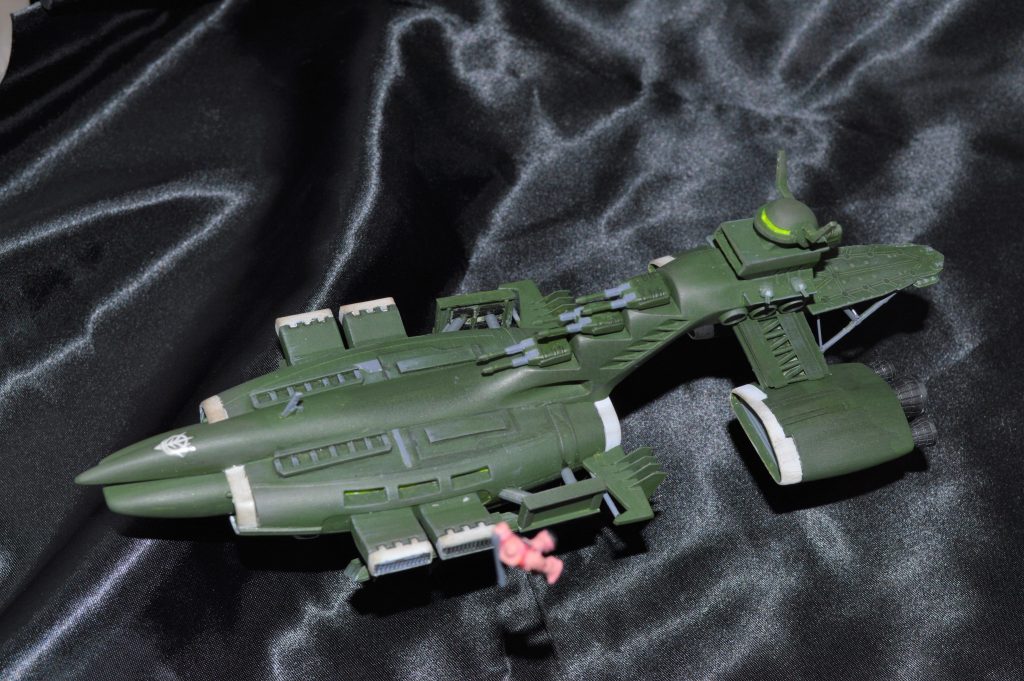 両翼の翼上の構造にフィンを増設しました。細身なシルエットが、だいぶマッチョになりました。