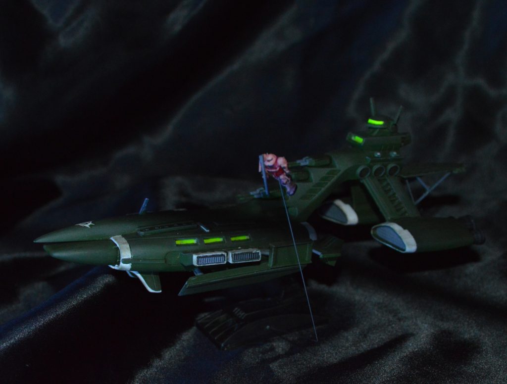 艦橋と舷側窓は傾向イエローで塗ってあるので、ブラックライトで光ります。