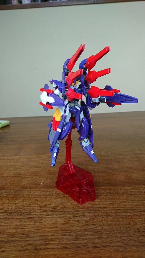 更にダブルシールドでのフィンファング増量
この状態だと見辛い部分も含めてファング×8、大型フィンファング×6、小型フィンファング×12の計26にもなっている
こうなるとGN粒子の消費が半端なさそうなので、スローネの胴体部とリボーンズガンダムの両腕の計3基のGNドライブで賄うよう設計されている