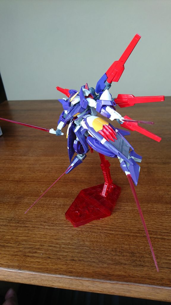 近接戦には、大型フィンファングのホルスターにマウントされたビームサーベルと、両足に備え付けられたビームサーベルの計4本が使用可能

名前の『レギオン』は『軍勢』の意
単機でありながらファングの大運用により軍に匹敵する戦闘力を有する、という設定


・・・と、ここまでGBNでの戦闘を前提に考え、作っていたのだけど・・・実はこのシルエット、hi-νガンダムにかなり近いんだよねー・・・完成してから知ったわ・・・