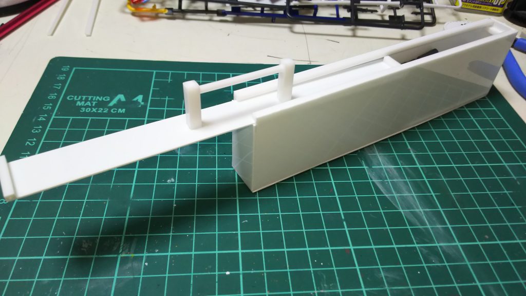 実はスナイパーライフルのケースも作ってました!
これはプラ板で一からフルスクラッチ、上のフタを引き出して開けます。