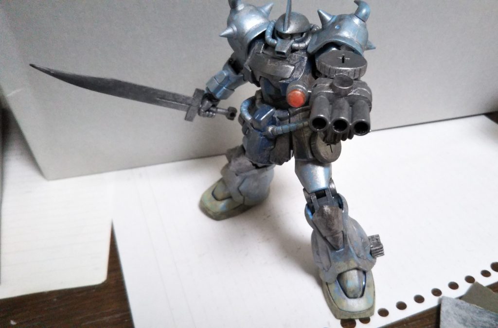 3連装35mmガトリング砲のマガジンをザクマシンガンの物にして、マガジンの携行数を増やし継戦能力を上げています。