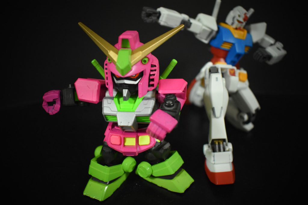 使用ガンプラはSDガンダム クロスシルエットです。前述どおり某ライダーをモチーフとしており、当初レベル1で作成しようと思ったのですが、モデルは配色が白黒が多いため、面白みに欠けると思ったので、この等身のまま、レベル2モチーフで作成しました。