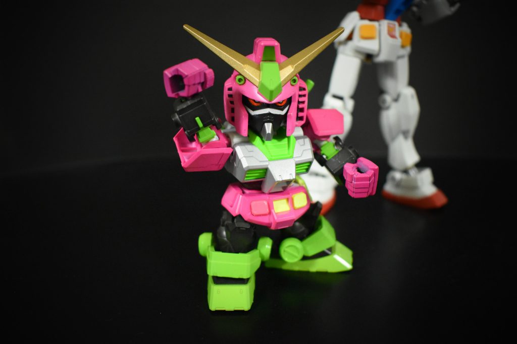 腰部のV字マークはヤスリで削って消している以外は特別な改造等は加えず、塗装のみとしていますが、微妙に配色はアレンジしています。腰部は変身ベルトの配色モチーフで、頭部のVアンテナはレベル3激突ロボッツのオマージュとしております。