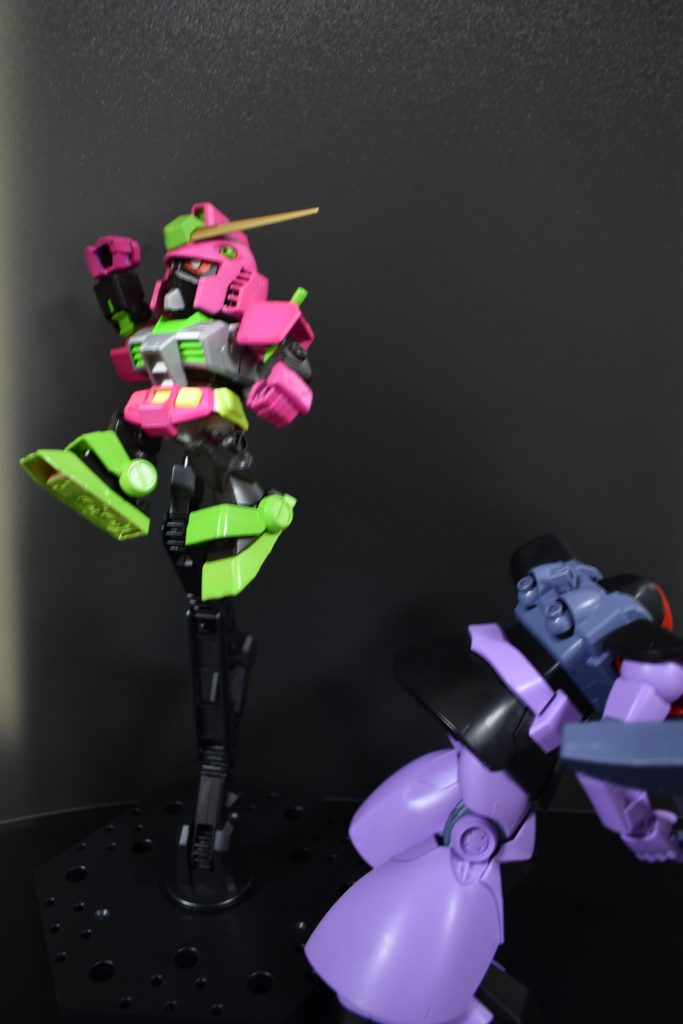 アクションゲームらしくジャンプするガンダムと踏み台ドム