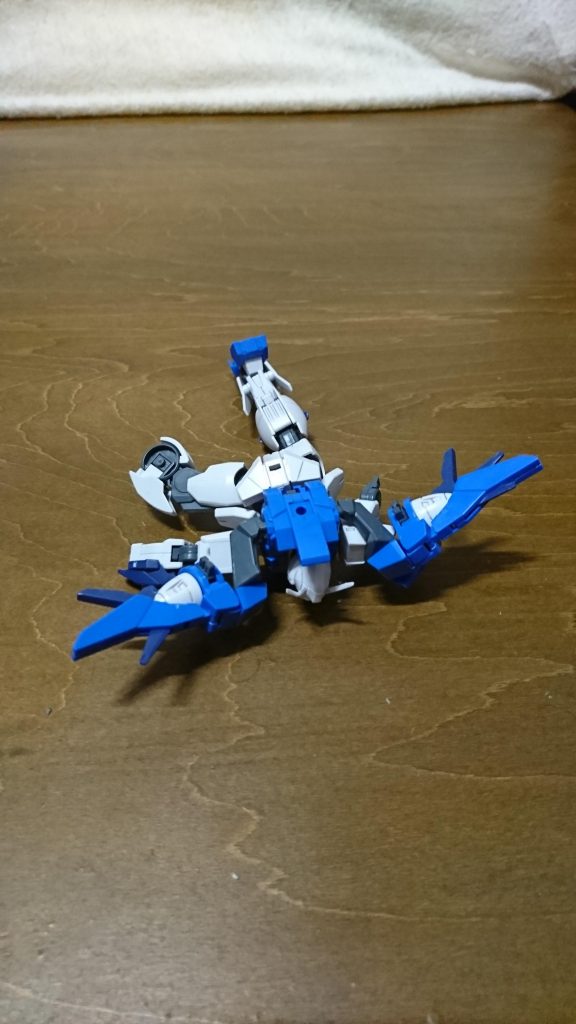 「くっ・・・強い・・・」
侮ったつもりも、傲ったつもりもなかった。
GBNを始めて、サラと、仲間達と共に今までやってきた。数多くのバトルとミッションをこなし、ダイバーとしても、ビルダーとしても数段レベルアップしてきた、ハズだ。
だがこの人は、クジョウ・キョウヤは、それでも尚高い高い壁としてリクの前に立ち塞がる。
「もうおしまいかい?」
通信で聞こえる声は冷静そのもの。傲りも、昂りも、失望もなく、ただ淡々と現実を見つめているようだ。
空中で制止するAGEⅡマグナムに目立った損害は無く、それがそのまま実力差として叩きつけられる。
でも、