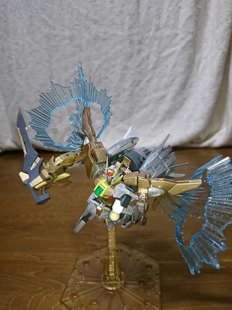 「いっけぇーーー!!!」
リクの前のモニターに必殺技習得の画面が表示される。
『ソレ』は今回限りの技になるだろう。二人の力を借りて放たれるその技の名は、
「天麗狼道(スカイロード)!!!」
全ての攻撃を無効化する金色と白銀の光を纏った突撃。それはシンプル故に力強く、遥か高みにさえ届きうる力を秘めている。
リクの強い意思、タイガーウルフの闘志、シャフリアールの愛が生んだ合体技とも呼べる技だった。