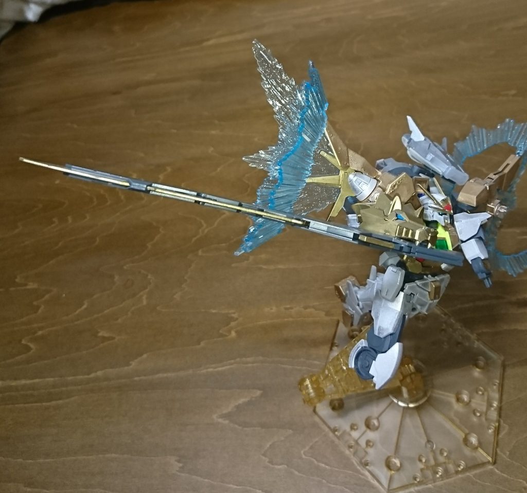 発生する超高密度GN粒子が狼の拳に咥えられたバスターソードに流れ込み、その刃を金色に染め上げる。それはまるでタイガーウルフの闘志が狼の拳を通じてバスターソードに宿っているかのようだ。
それはダイバーとしての師弟を越え、互いに認め合うまでの絆の成せる業だろう。
ダイバーとして高みにあるタイガーウルフ。
ビルダーとして高みにあるシャフリアール。
二人と出会い、今まで紡いだ絆がダブルオースカイに力を与えてくれているのだ。
そしてそれは、世界(GBN)にさえ認められる。