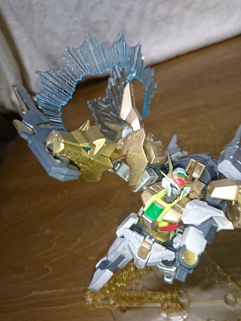 そして遂に、光を纏うダブルオースカイはEXカリバーの黄金の光を突き抜ける。
防御、回避共に既に不能。それは先ほどまでキョウヤがリクたちに与えていた状況だ。だが今はその状況を逆に突き付けられている。
だが不思議と焦りも悔しさもない。ただただキョウヤが与えた絶望に打ち勝ったリクたちへの称賛の気持ちがあった。
「・・・見事だ」
必殺技を放った直後の完全に無防備なAGEⅡマグナムに、ダブルオースカイのバスターソードが振り抜かれる。
キョウヤの意識は金色と白銀に呑み込まれる。その表情は、どこか誇らしく、満足げなものだった・・・
ーーーーーーーーーーーーーーーーーーー
てな感じのシーンを想像しながら作ってました。
TWSはまんまタイガーウルフとシャフリアールです。