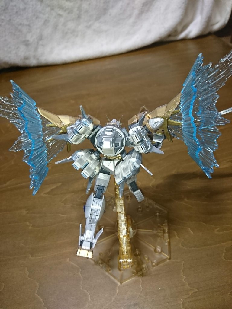 セラヴィーシェヘラザードのプトレマイオスは、GNドライヴの役割を担っている。それがスカイドライヴに接続された事により、ダブルオースカイは計3基のGNドライヴを搭載している事になった。
普通であればGNドライヴ2基以上でのトランザムは困難を極める。発動する事さえ困難であり、よしんば出来ても瞬間的に暴走させるような形になってしまい安定には程遠い。
だが、シャフリアールによって作り込まれたプトレマイオスと、リクが作り上げたスカイドライヴが奇跡的に噛み合うことで既存のツインドライヴを越えるトリプルドライヴシステムとも呼べるものに至ったのだ。
だが、それはただの奇跡ではない。ビルダーとして通じ合うリクとシャフリの絆があってこそのものだ。
そして奇跡はそれだけでは終わらない。