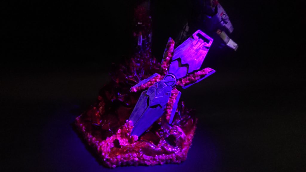 蛍光塗料を混ぜて使っているので、結晶部分はブラックライトでさらに禍々しく光ります。