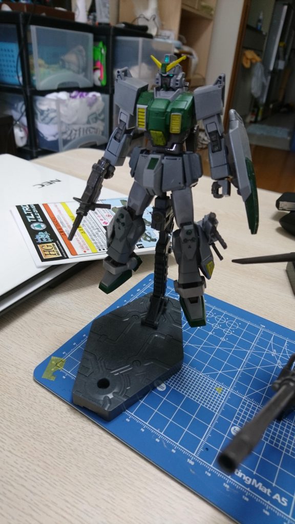 バックパック無しの素体状態
脚部とバックパックのスラスターである程度の空戦は可能