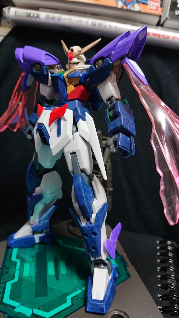 ダブルオースカイの胴と足、ウイングガンダムゼロ炎の腰、フェニーチェリナーシタの頭、腕で構成されてます。