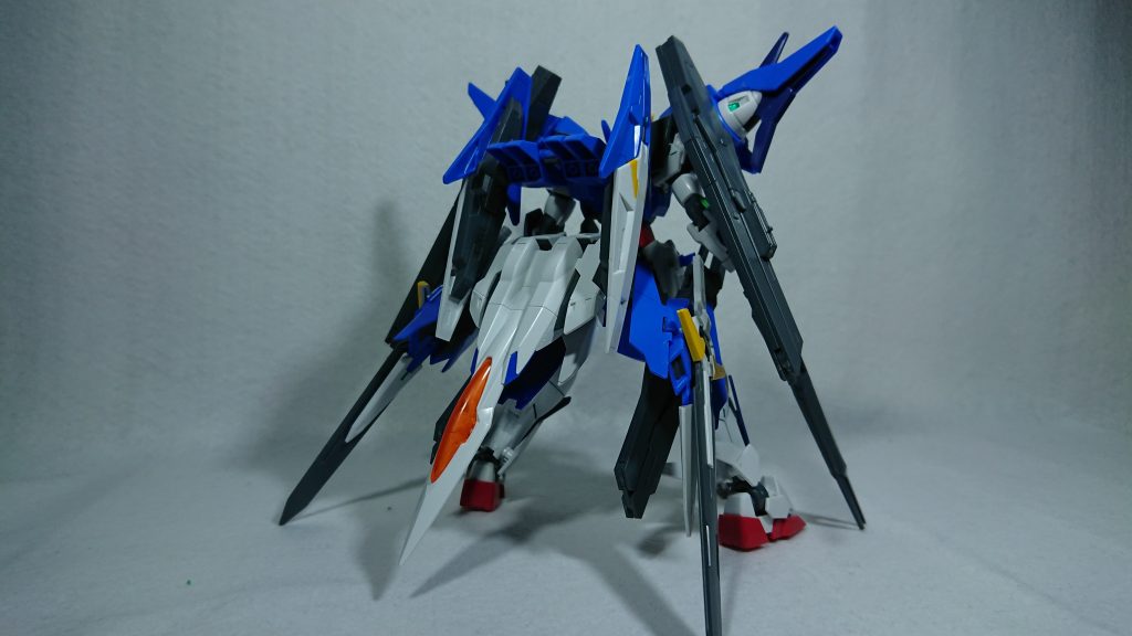 背面の改造はエースユニットのブースター部分を二連接着して、横の幅を広げてます。
腰部分にダブルオーガンダムの背中を移植しオーライザー等をドッキング出来るようにしました。