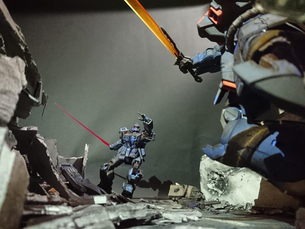 逃げてる人目線も瓦礫などのお陰で比較対象があり機体を大きく見せてくれます