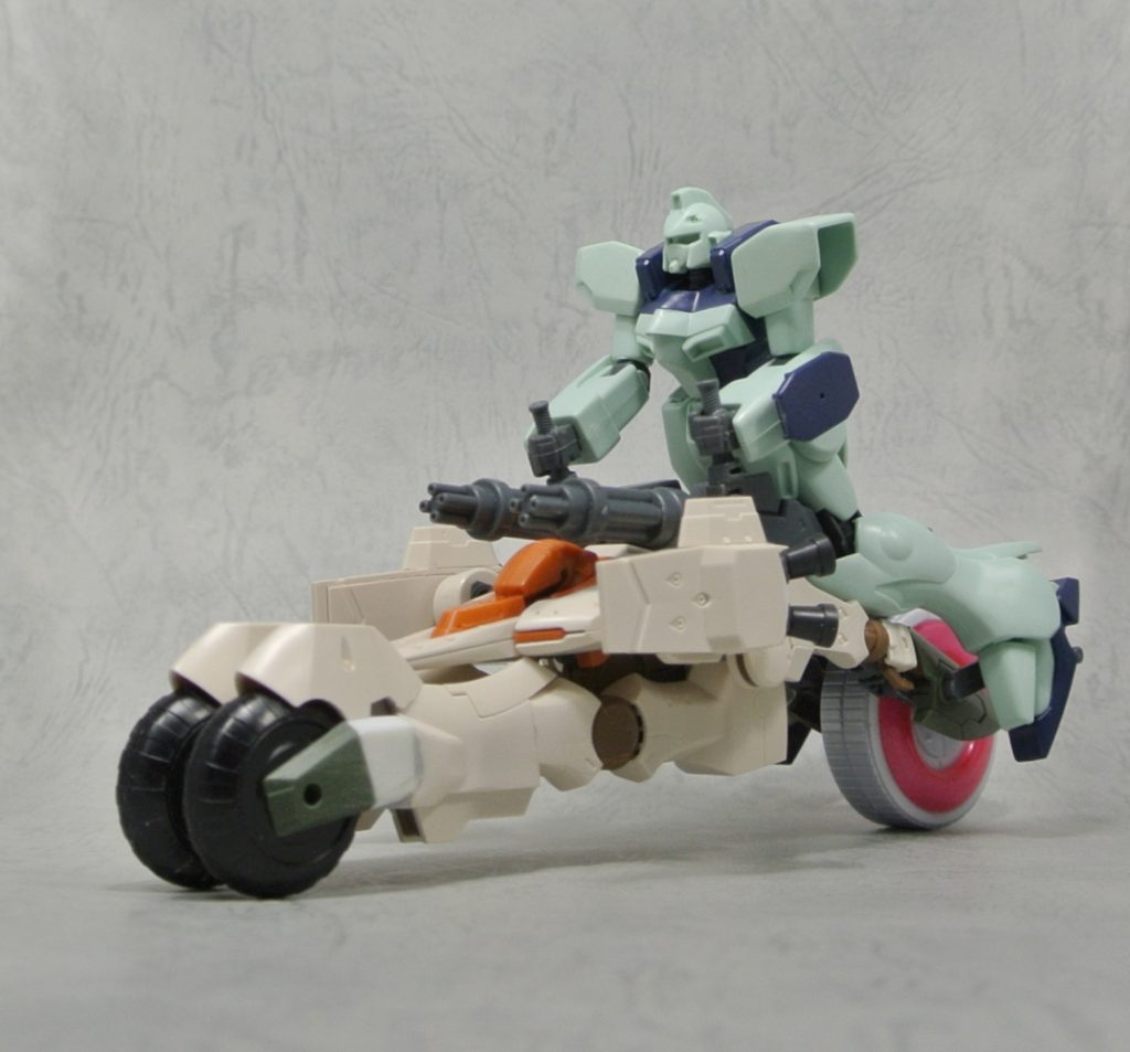 当初は変形後に小型MS程度なら乗れるようにしてましたが
あんまかっこ良くないし何よりMS形態になったら振り落としちゃうのでその設定は闇に葬られました