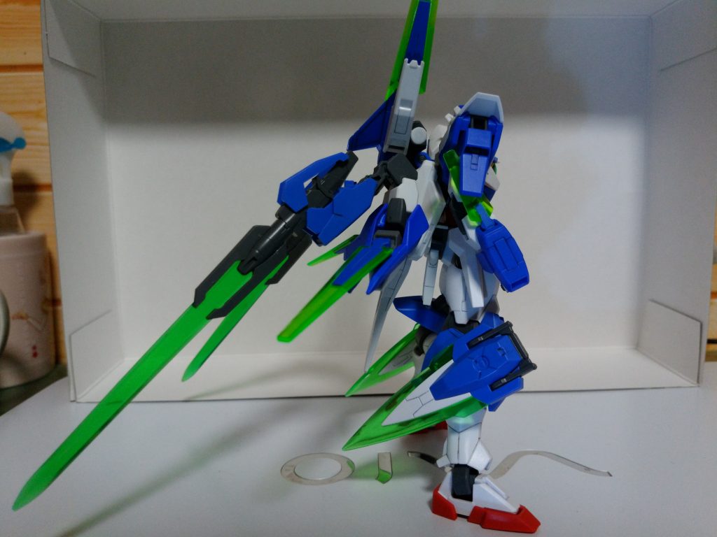 ソードは背部のアームに懸架可能。可動させれば手元に持ってくることもできます。
腰はトランジェントを使ってますが地味に後にサーベル追加。