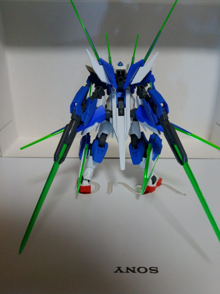 最初はセブンソードにしたかったのですが、気が付いたら増えすぎたのでいっそ倍の14本にしてやれとGNソードV×2、CファンネルもといGNプロトソードビット大小が各×4、GNカタール×2、ビームサーベル×2となってます。背部のビットはアヴァランチのGNブレイドの配置を意識してみたり。名前もGNショートブレイドビットとロングブレイドビットでもいいかもしれない(行き当たりばったり)