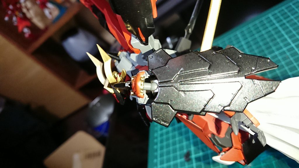 肩鎧はボールジョイントで稼働範囲を広げました。