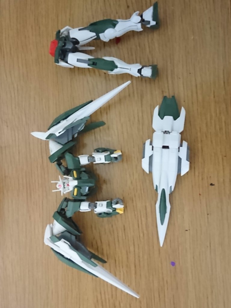 胴体がちょん切れていたダブルオー／ライザー。
修復とゆるい関節強化が作成する発端。