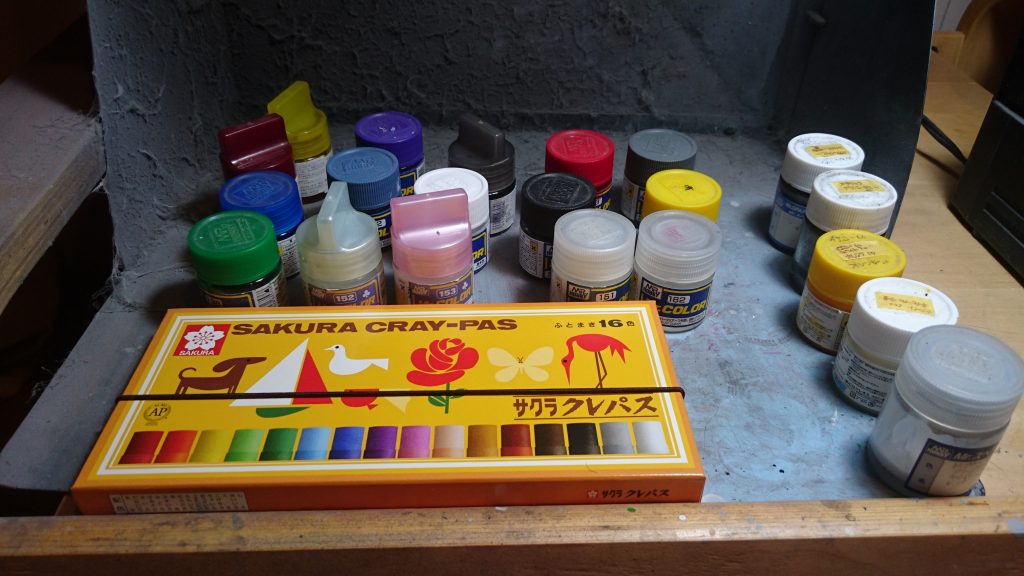 色はすごく標準的なものを使ってます（生産中止のレッド・グリーンパールとかもあるけど）。今回はエナメルとクレヨンで汚してみました