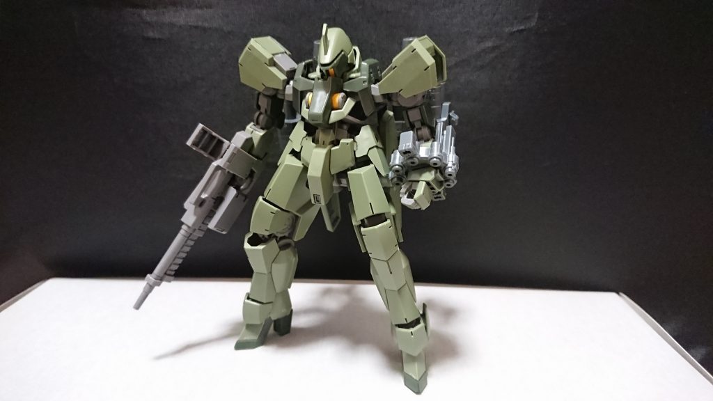 機体名：グレイズ・ロハゴス

[武装]改修型グレイズライフル(120mmライフル)、追加バルカン、キャノン砲×２、ミサイル×２(計４弾)、特製ガントレット、となっている。

[総合スペック]1.0～13.0の内。
7.5と判断。

改修型グレイズライフルは通常のライフルよりL字型のマガジン数が約２つ程追加されている、しかし追加されたマガジンの役目は改修型グレイズライフルに装着出来る追加武装を支える為にあるモノでマガジンとし扱えはするが取り外す事が出来ない。
それは追加武装が装着されてない時であっても同様。

追加バルカンは改修型グレイズライフルの追加武装であり改修型ライフルにのみ装着できる。
グレイズのスラスターユニットをマガジンに改造している為弾数が多くマガジン数の多い改修型ライフルと相性が良い。
威力は単発式(セミオート)のグレイズライフルより低いがフルオートの為攻撃頻度が非常に多い、改修型グレイズライフルと追加バルカンを同時に発射する事も交互に発射する事も容易に出来るが交互に撃つメリットはまず無い。

特製ガントレットは左右端にある銃口以外の口からビームを放出する事が出来る(要はビームサーベルを出せる)。
左右の銃口からは単発同時発射型の実弾を撃てるがMS同士の戦闘で使う物ではない。