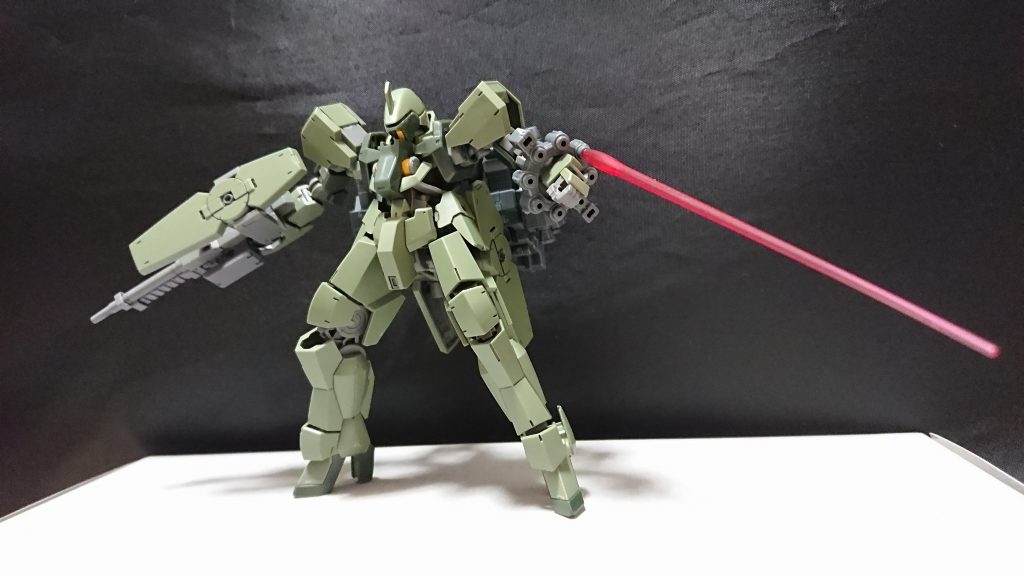 グレイズ・ロハゴスの操縦者はグレイズのみを扱うフォースの元リーダーをしていた。
彼(グレイズ・ロハゴスの操縦者)がフォースリーダーだった頃は彼の純粋でどんな物事にも心血を注いで取り組む姿勢が周囲の人々の士気を自然と高めていた。
フォースの規模がかなり大きくなり、フォースリーダーだった彼は信頼を置くフォースの幹部的立場にいた者達を集結させ会議をした。
「自分以外の人間にこのフォースを任せたい」
「私がもしフォース皆から多少の指揮能力があると評価されていたとしても、ここまで大きくなった組織をまとめ上げる事は今の私には不可能だ、指揮能力ではなく皆の士気を高める程の器ではないと考えている」と発言した。
皆の士気を高めるにはまずフォースを支えるフォースリーダー個人の実力が優れてなきゃいけないと考えていた、不甲斐ない者はリーダーであるべきでは無いと。
よってロハゴスの操縦者は信頼を置く者達と共に後継者選びを実行。
しかし結果としてフォースリーダーになったのはフォース内にいる者では無くGBNで5本の指に入る程大規模な組織に属する幹部の者だった。
大規模組織の幹部が今いる組織を抜けこちらのフォースをさらに強く大きく成長させてみせると買って出たのだ。
そして勝敗問わずフォース内にいる全員と勝負をし皆が納得する程の実力を持ちあわせた者であるならフォース代表の座を譲ると約束した。
そして全試合(127試合)を17時間半掛けて行い彼は1度も負けずに試合を終えた、全勝したのだ。
よってグレイズ・ロハゴスの操縦者、フォースリーダーは新たなフォースリーダーとなる(グリム・ドゥ・ゲルデの)操縦者にフォースを託した。
グリム・ドゥ・ゲルデの操縦者以外は皆相変わらずグレイズベースの機体のみを操縦しておりグレイズ・ロハゴスの操縦者もまた生まれ変わったフォースで1人のフォースメンバー(幹部)として、皆と共に更なる高みを目指していった...。