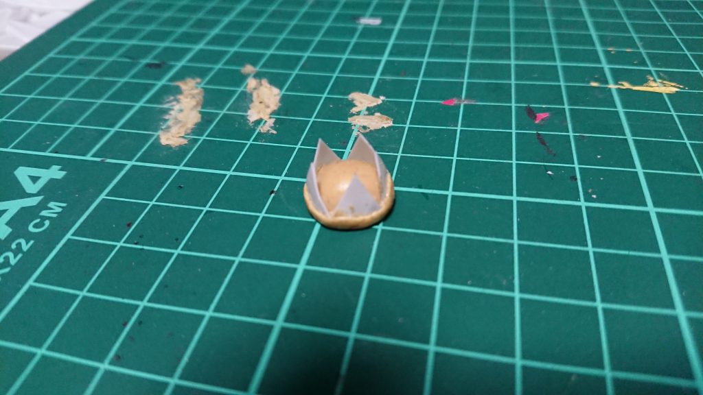 『スーパークラウン』は下にプチッガイの耳部分。
それにパテとプラ板で作ってます♪