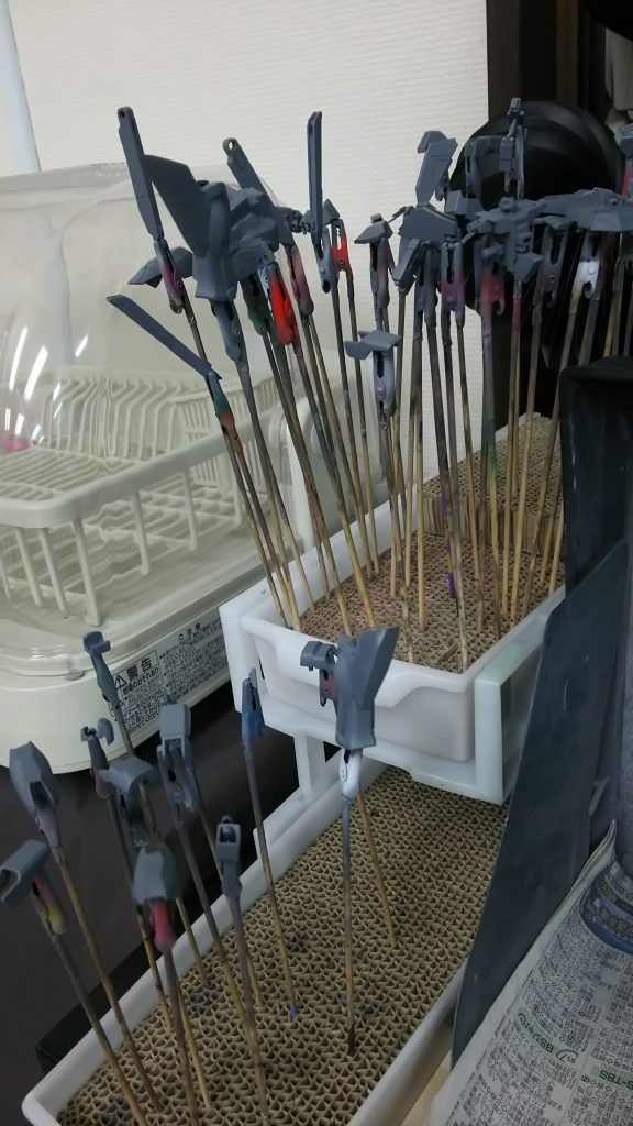 こちらはブランイヴウさんでの塗装の光景です。人生初のエアブラシ塗装!店長さんのアドバイスで表面処理の直しグレーサフを吹きました。