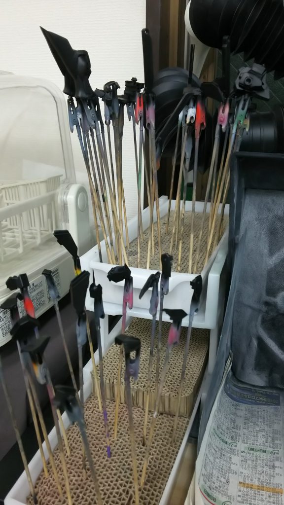 グレーサフの後に黒サフを吹きました
サフ状態ってめちゃくちゃカッコイイよね
機体の黒のカラーリングは黒サフによるものです