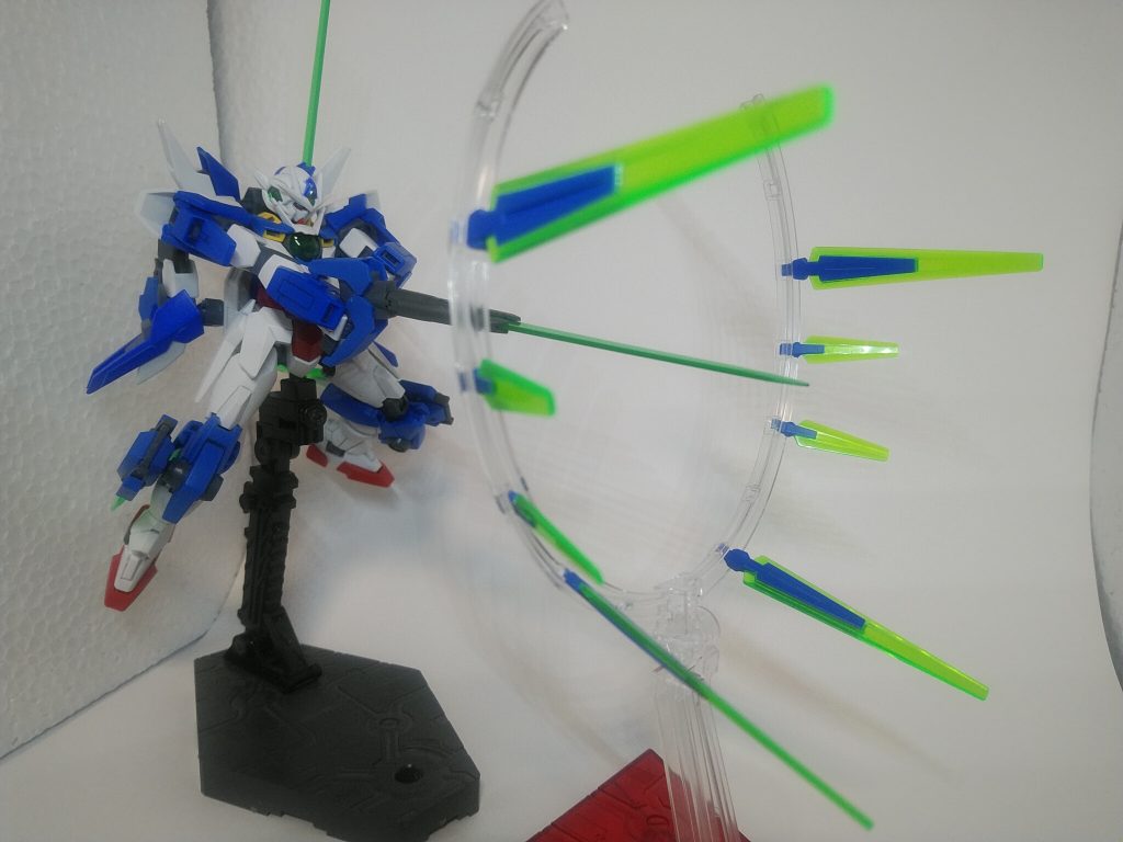 当然ライザーソードもできなきゃマズイですがソードの合体はできないのでビットを展開して仮想砲身を作る・・・みたいな(設定ガバガバ)あと余ったソードの向き間違えましたねこれ・・・