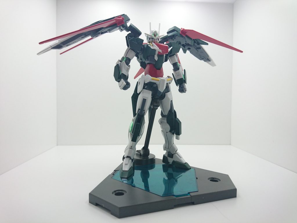 胸部はダブルオーダイバーをバックリ削ってフォルムを変えました。
胴体はAGE2系のものをパテで自分好みの長さまで伸ばしました。
個人的にダブルオーガンダムは胴体が短いと思っていたので…
カラーは6年前と同様にの暗緑色とし、アクセントとしてモンザレッドを採用しました。