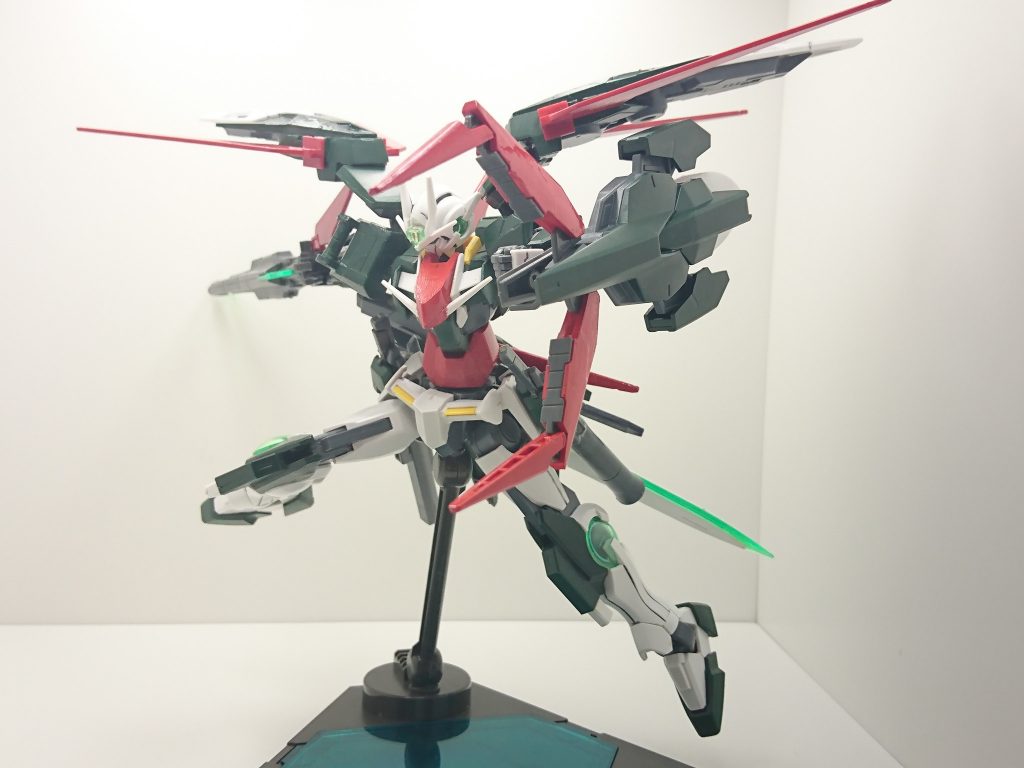 左腕の大型GNシールドの先端はキュリオスの鋏を取り付けました。
攻撃と防御の複合兵装。