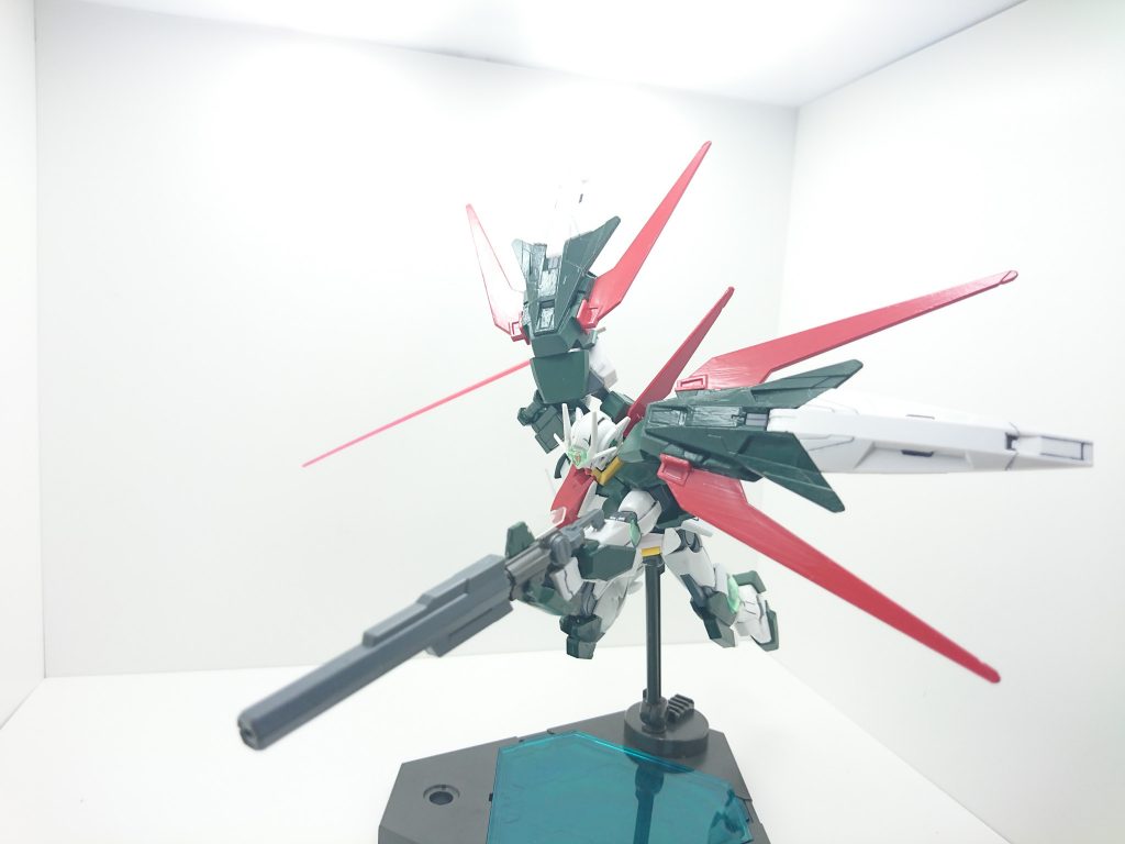 このライフルで牽制しながらビームサーベルで斬りつけるポーズが、ダブルオー系は1番かっこいいと思います。