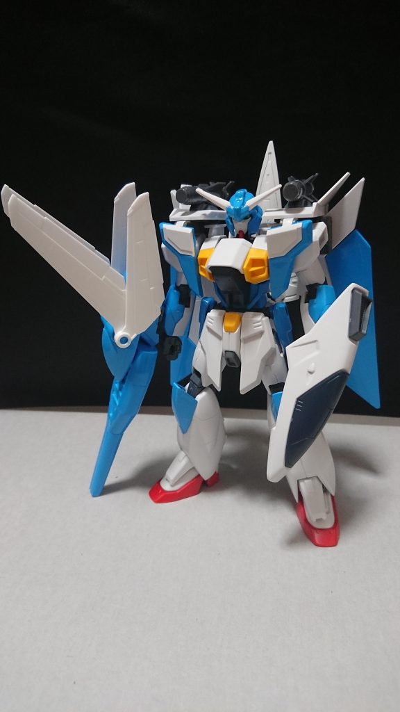 機体名：S(スカイ)・セイバー

[武装]頭部バルカン、S(スカイ)キャノン、バルカン付きシールド、ミサイル×２、となっている。

[総合スペック]1.0～13.0の内。
7.5と想定。

夢は父が乗っていた飛行機を操縦する事である若者がガンプラに興味を示し、やがて１人のビルダーとなってGBNを始めた。

S(スカイ)・キャノンは右腕部に装備されてる羽の付いた武装、アームド・アーマーBS(Beam-Smartgunの略)と似たうねるビーム(緑色)を発射する。
通常のライフルから発射されるビームより威力があり弾道も非常に読みづらい為「初対面の人と戦う際は的(相手)を狙わずとも撃ったら何らかの形でダメージを与えられる」と操縦者は発言している、間接的にでも敵に損傷を与える事があるようだ。
しかし通常のライフルが放つビームより弾速が遅いので自機と同じ高機動タイプの相手にはあまり当たらないようだ。

バルカン付きシールドに内蔵されたバルカンはバルカンの中では高威力な弾丸を発射する(単発式)。

この機体は比較的変形している時よりMS形態での方が多くミサイルを使用する。
セイバーの操縦者曰く「変形してる状態ではミサイルを上手く敵に当てる自信が無いから」と発言している。
機体の両肩に装備されてるミサイルは通常のミサイルが搭載されている時もあれば目眩まし用の(黒い)煙幕弾が搭載している事もある。