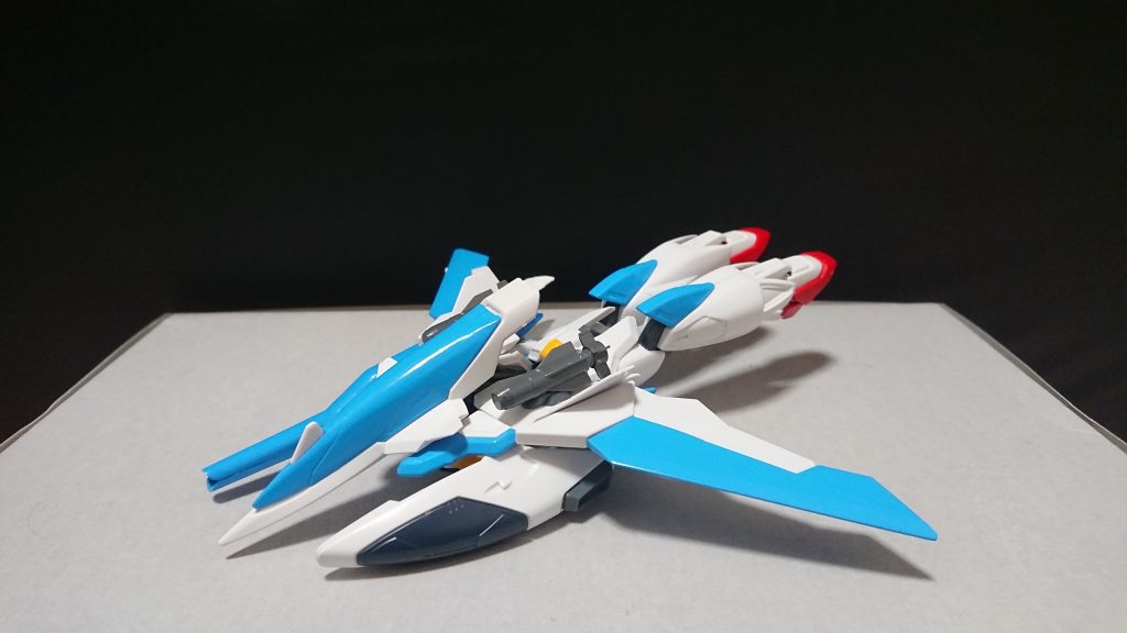 ↑変形時。
スカイ・セイバーの操縦者は変形時での戦闘を得意としている為主にこの飛行形態で戦闘を行っている。
Sキャノンに付いてる羽は飛行形態時、機体を風に煽られやすくし回避性を向上させる為に装備されている。
しかしバルカン付きシールドが無い状態で変形すると機体のバランスが悪くなり風に煽られた際かならず左に回避するようになる。
(無重力下の場合羽は何の意味もなさないただの装飾品になる)
GBNで知り合った者と共にガンプラの世界大会に参加。
1つ目の種目は大規模戦という計2ラウンド制のイベントであり1ラウンド目は参加者全員で100分間戦闘を行い2ラウンド目は1ラウンド目を生き残った者達をランダムでチーム編成を行い戦わせ合計チーム数が約7割になるまでひたすら戦闘を行うといったものだった。
(チーム数が減る=編成されたチームの全滅)
1ラウンド目は大して活躍しなかったが故に生き残る事ができ2ラウンド目の序盤で黒いバルバトスと交戦し結果バルバトスの撃破に貢献(スカイ・セイバーが撃破した訳じゃない)。
しかしバルバトスとの戦いで急所を突かれ戦闘不能になってしまったがこちらは撃破された訳ではない。
そのままほとんど身動きがとれない状態で敵に遭遇しない事を祈りつつ2ラウンド目の終了を待っていた、しかし敵と遭遇してしまった...が、まだ撃破されていない事をわかっていながら相手はセイバーを無視してどこかへ去っていった。
その為セイバーは運良く2ラウンド目でも無事生還し大規模戦をクリア出来た。