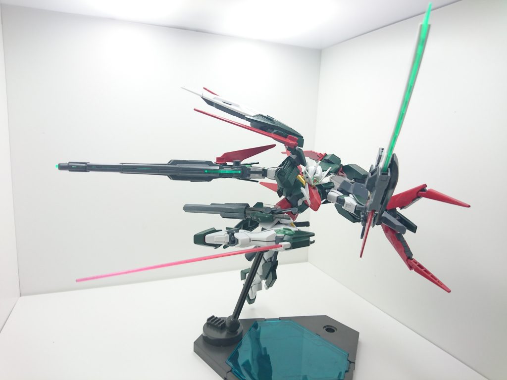 右腕にはGNソードⅡブラスターを装備。
膝にはGNビームサーベルラックがあり、装着したまま使用可能であり、近接戦闘の幅を広げます。