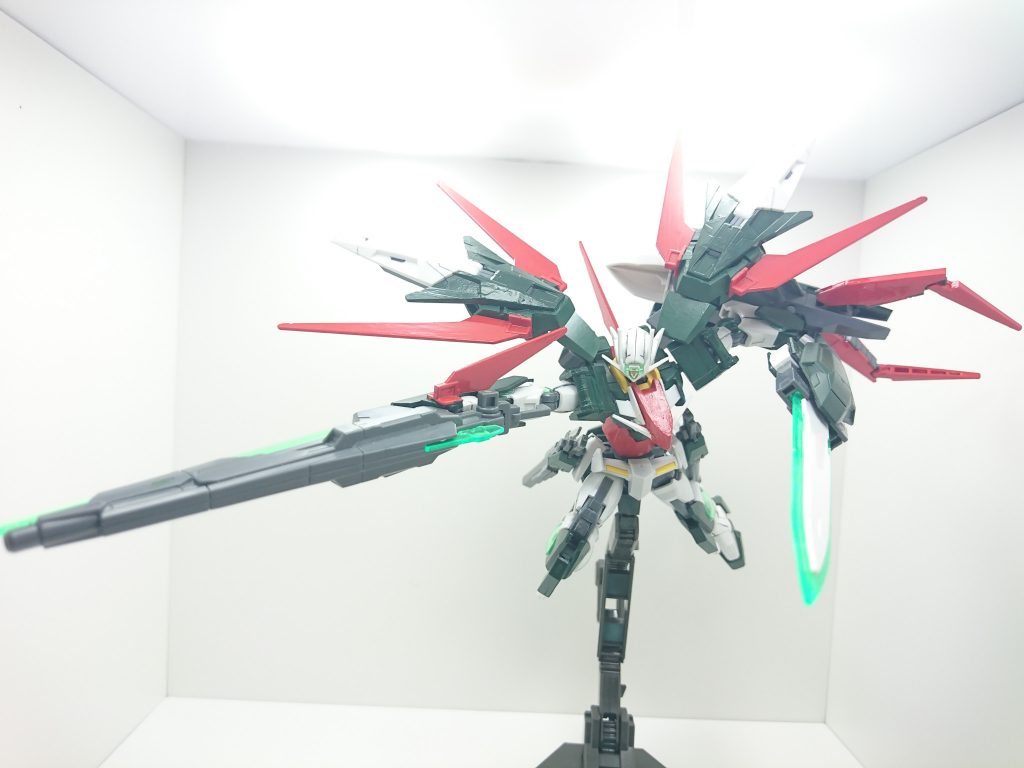 腕の保持力は大型の武装を片手で振り回せるほどで、左手に関してはバスターソードとシールドを持っても落とすことがなく撮影が楽でした。