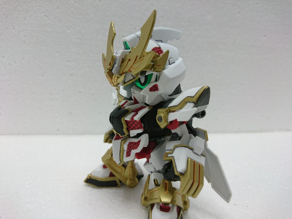 顔は騎士ユニコーンから持ってきて小顔に、耳周りにパテを盛って潰れた感じのした頭部を改修