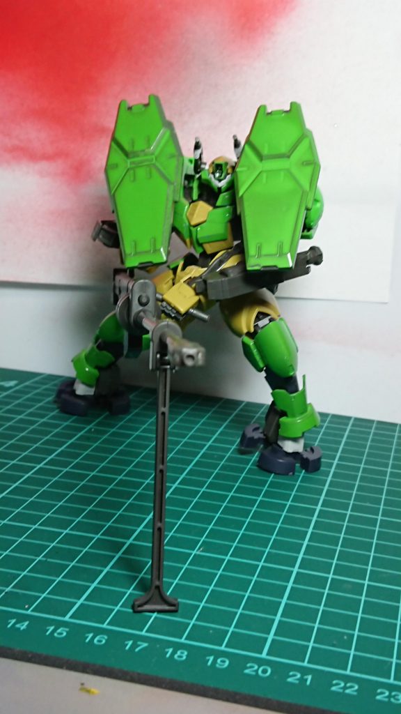 210㎜対物ライフルでの狙撃
肩のシールドは前方にスライド可能