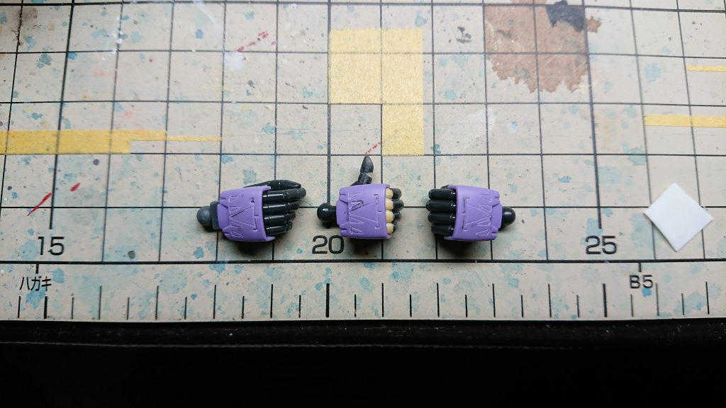 手甲の古代文字(地割れ)は頑張って彫り込みました