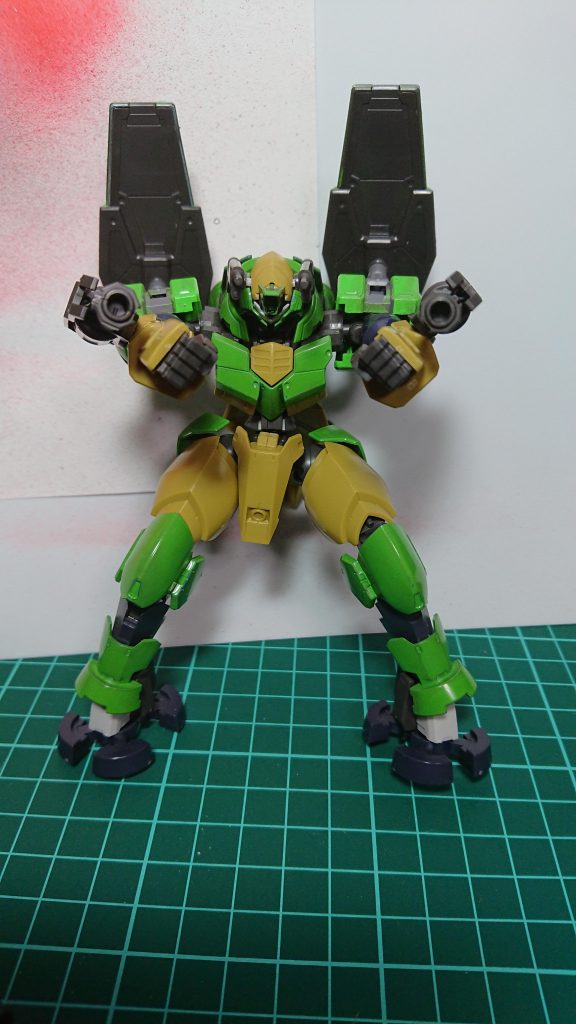 腕には腕部ロケット砲
肩にマウントしているシールドは普段は邪魔にならないよう後方にあります