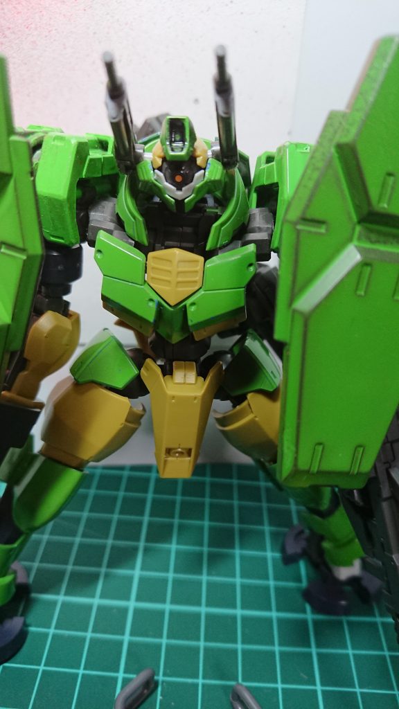 頭部はヘルムヴィーゲのものにモビルワーカー(鉄血セット)の機関銃とグレイズアインのカメラを合わせたものです
ちなみにカメラの開閉ギミック有りです